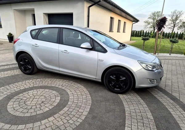 Opel Astra cena 22900 przebieg: 218040, rok produkcji 2010 z Czarne małe 562